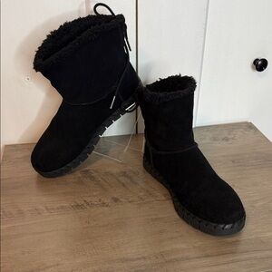 Muk Luks Black Fleece-Lined suede Winter Boots 8 - Faux Fur lining